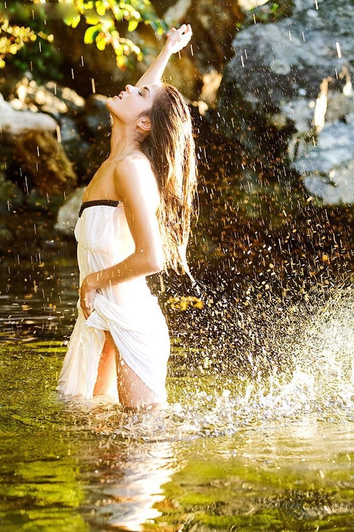 Marie Avgeropoulos in Mesa