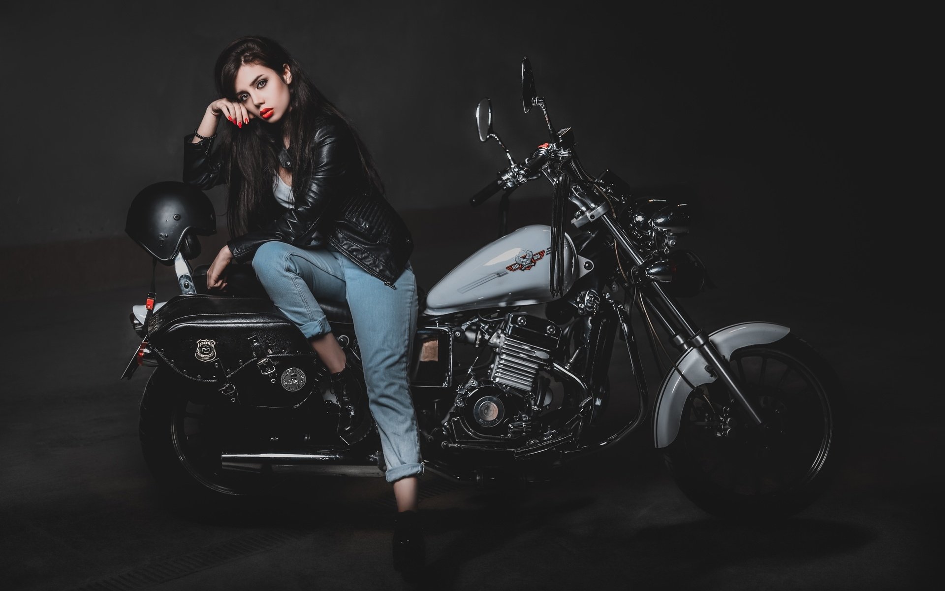 Biker girls: style and drive brings the glow — live moments in Mesa
