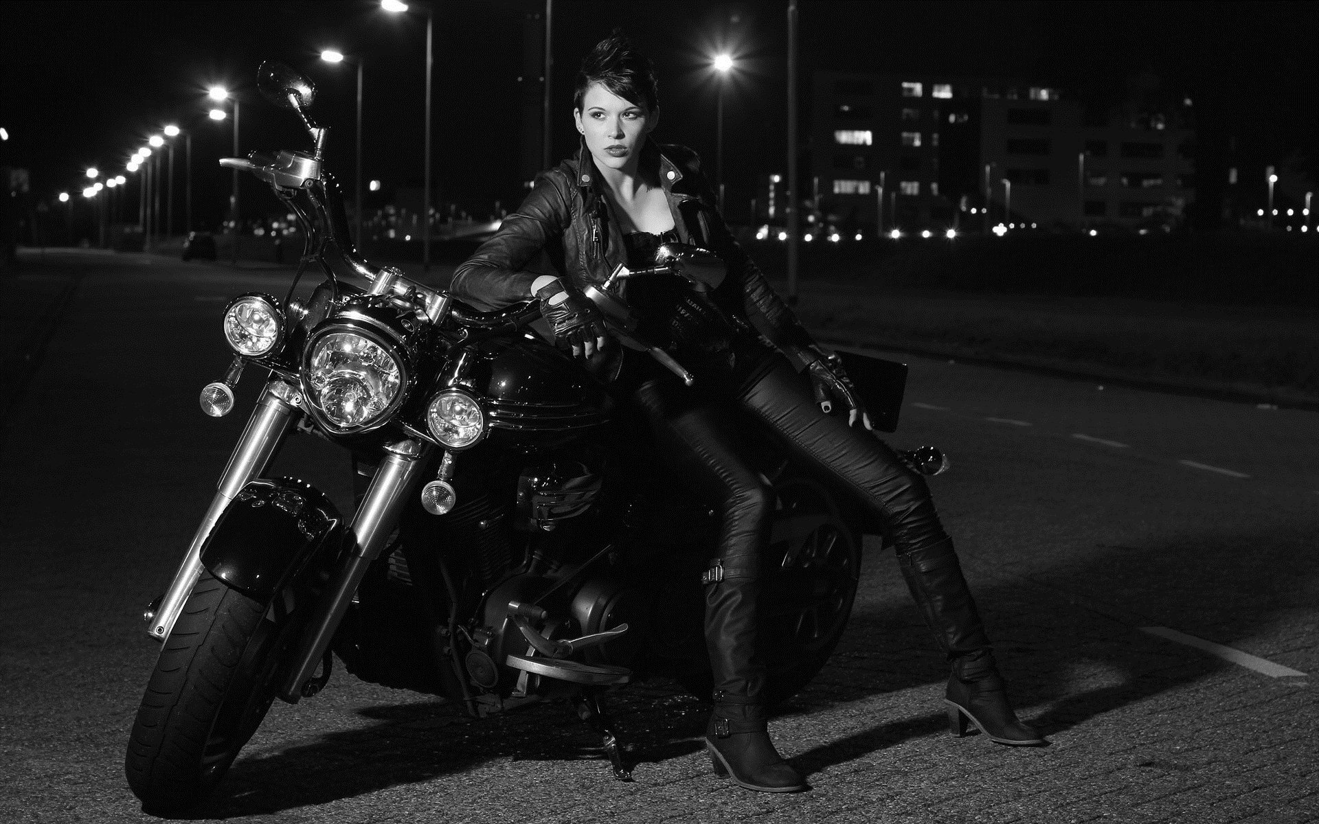 Photo Beautiful girls and motorcycles in Mesa