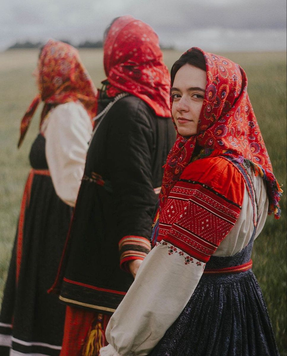 Women in Slavic costumes in Mesa