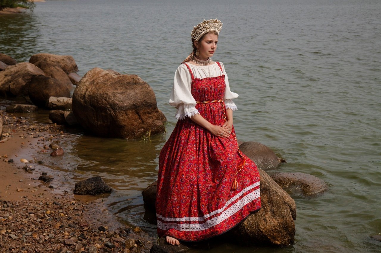 Women in Slavic costumes in Mesa