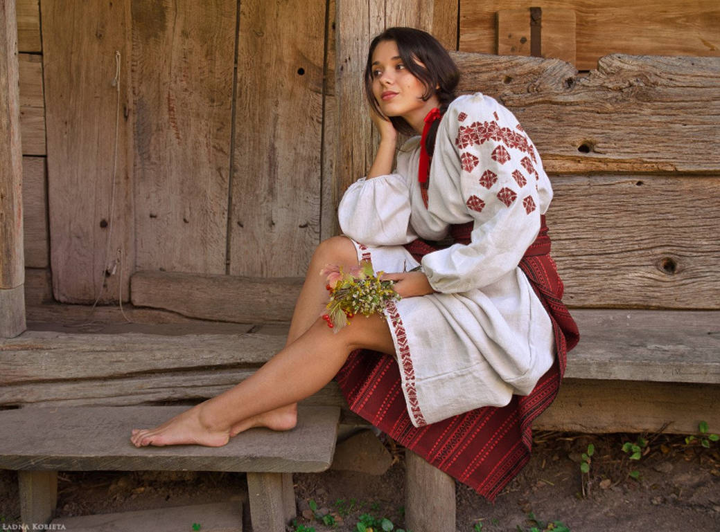 Women in Slavic costumes in Mesa