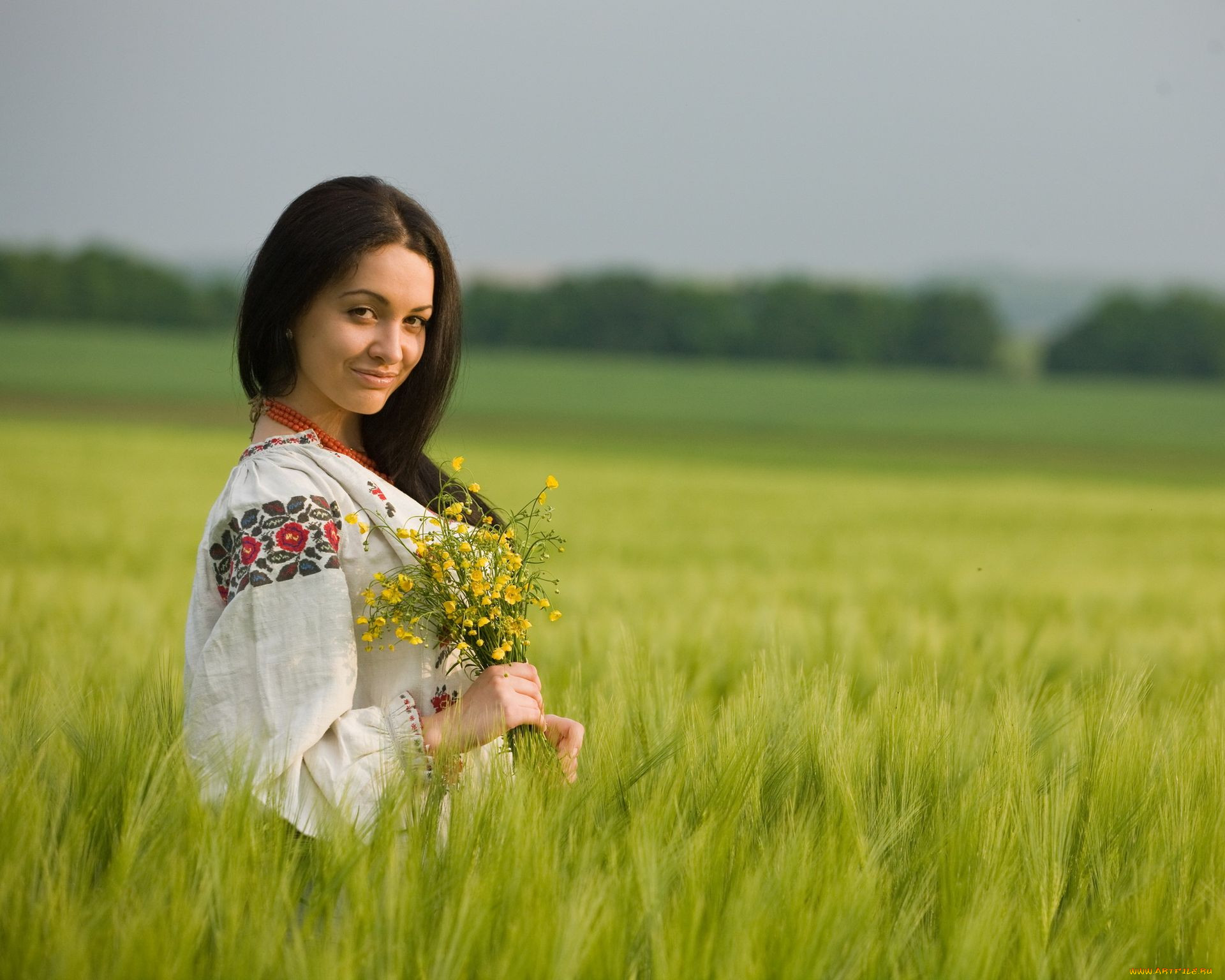 Women in Slavic costumes in Mesa