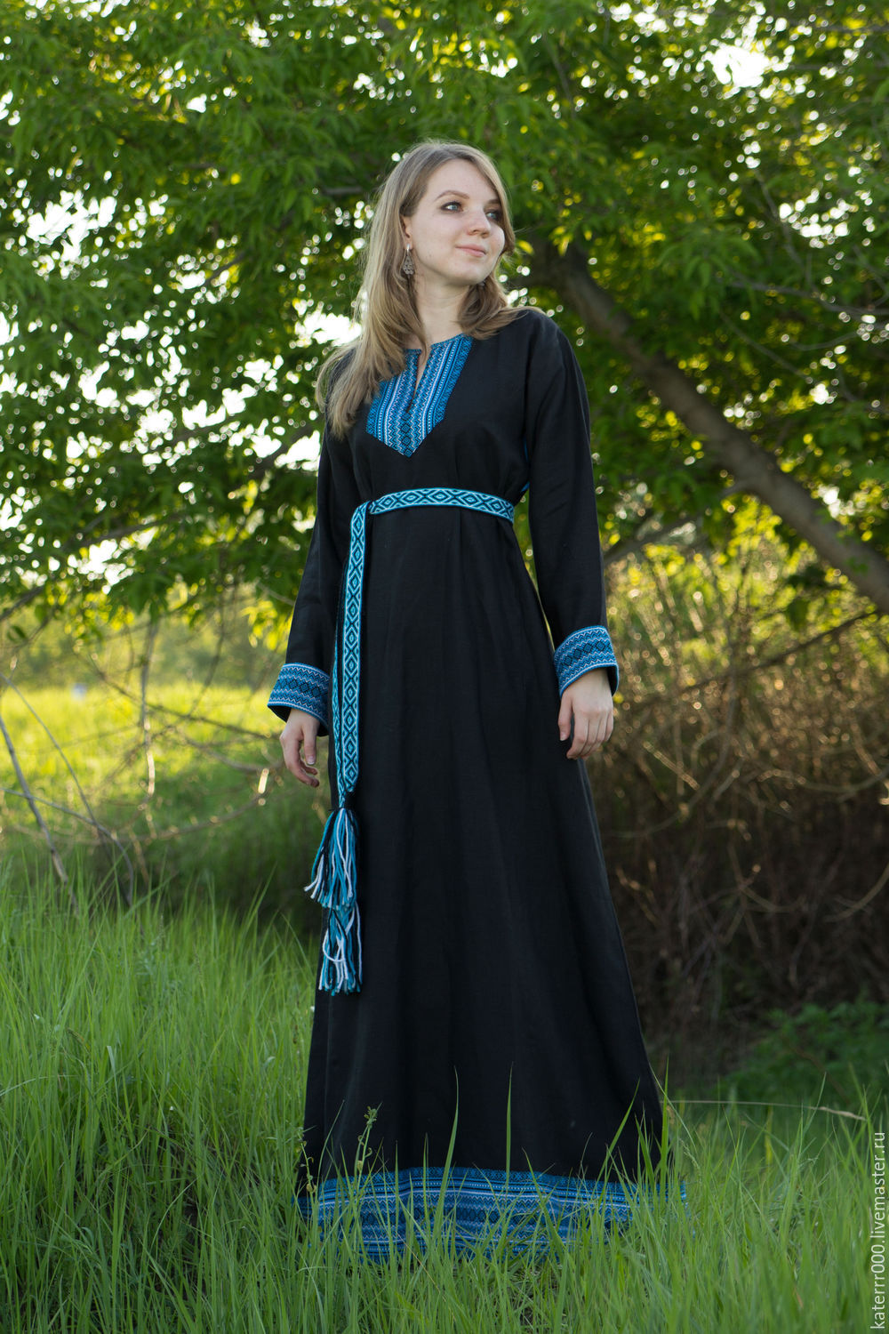 Women in Slavic costumes in Mesa