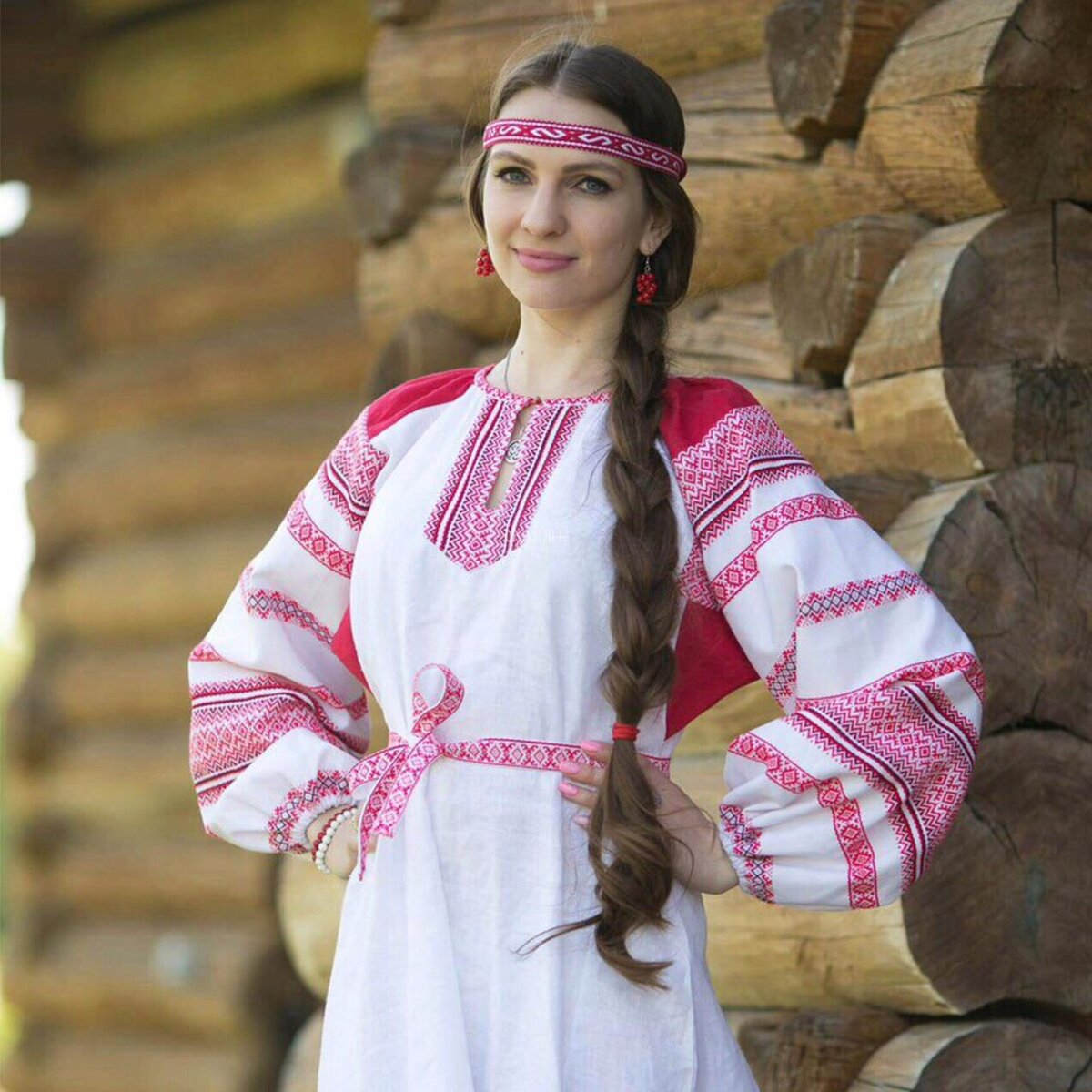 Girls in Slavic costumes brings the glow — live moments in Mesa